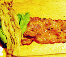 培根银丝卷,取一片煎好的培根，放上生菜，摆上金针菇