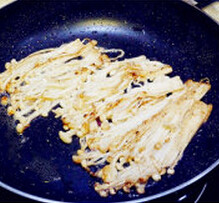 培根银丝卷,煎好的培根剩下的油，小火煎金针菇