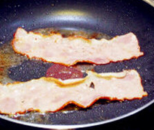 培根银丝卷,培根煎至两面微黄