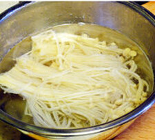 培根银丝卷,金针菇捞出放凉开水过一下，拧干水分