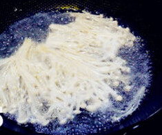 培根银丝卷,沸水中加盐，放入金针菇，大火煮开锅