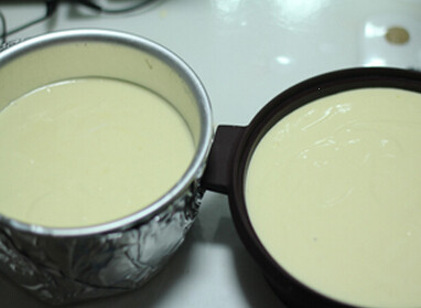 轻乳酪蛋糕 ,挖1/3蛋白到乳酪糊里拌匀后,全部倒回蛋白碗里拌匀