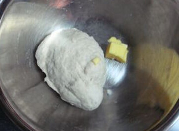 杂蔬贝果 ,将除黄油外的所有面团材料混合均匀后,加入软化的黄油