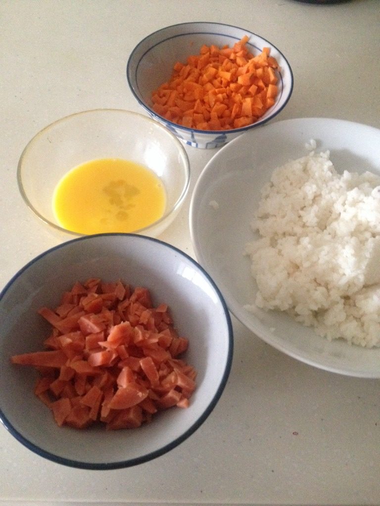 鸡蛋火腿炒饭,将<a style='color:red;display:inline-block;' href='/shicai/ 9'>鸡蛋</a>打散，<a style='color:red;display:inline-block;' href='/shicai/ 25'>胡萝卜</a>和火腿切丁，<a style='color:red;display:inline-block;' href='/shicai/ 507'>米饭</a>盛出备用