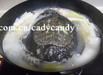 咸肉片炖甲鱼,大火收干汤汁,加入大葱段,放入甲鱼的卵煮5分钟,加入<a style='color:red;display:inline-block;' href='/shicai/ 756'>鸡精</a>,即可出锅