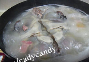 咸肉片炖甲鱼,将甲鱼翻身开大火煮10分钟,再翻身加入甲鱼肝,有浮沫出现撇掉浮沫。