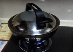 咸肉片炖甲鱼,去干净浮沫，加入一大勺的<a style='color:red;display:inline-block;' href='/shicai/ 718'>料酒</a>，放入咸肉片，加入一勺盐，一小勺<a style='color:red;display:inline-block;' href='/shicai/ 10588'>糖</a>，盖上盖子，中小火煮40分钟后