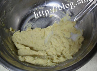 番薯乳酪蛋糕,加入两勺的蜂蜜拌匀,一勺肉桂粉,拌匀