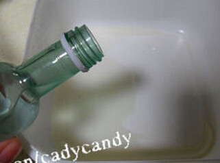 番薯乳酪蛋糕,将水,砂糖放入微波炉加热融化,倒入朗姆酒,搅拌匀后放凉