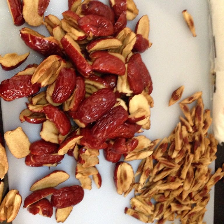 奶香红枣糕,紅棗用清<a style='color:red;display:inline-block;' href='/shicai/ 156925'>水</a>浸泡，清洗干浄，把枣核去掉