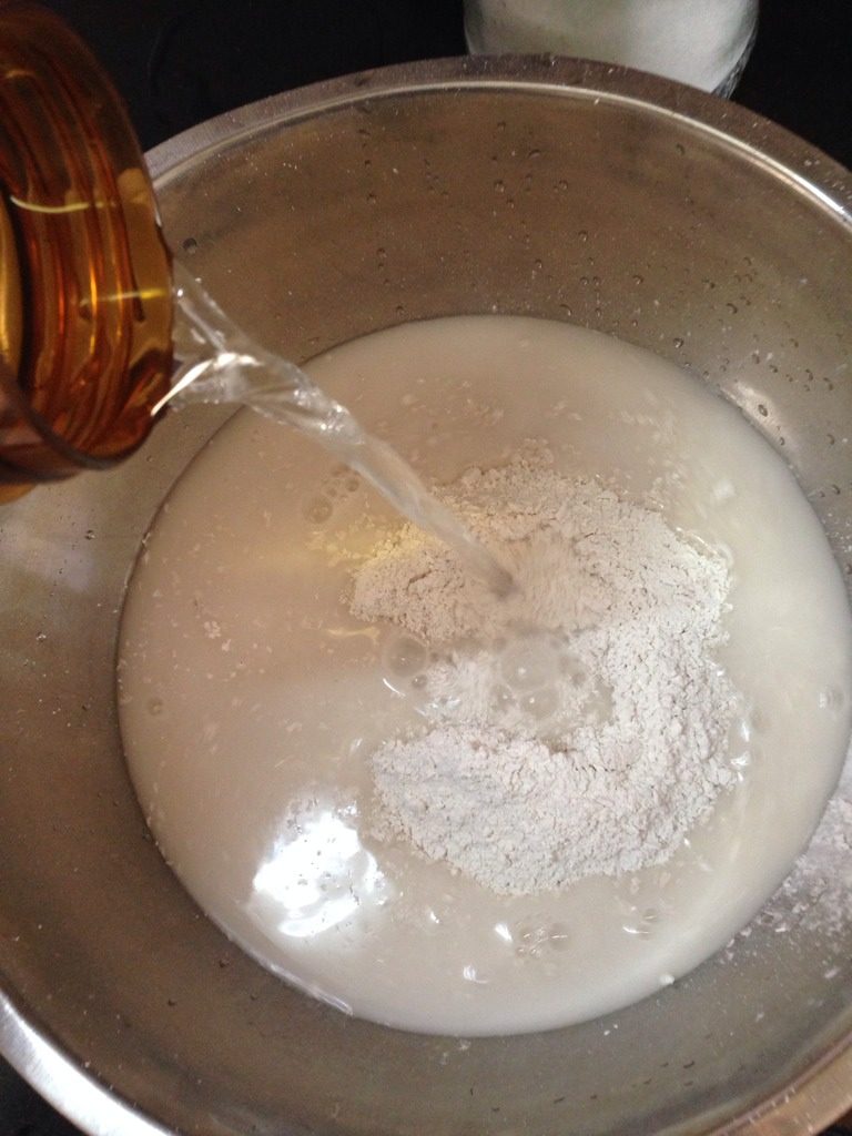 奶香红枣糕,500ml的水和<a style='color:red;display:inline-block;' href='/shicai/ 2648'>马蹄粉</a>攪拌溶合，冲入煮开的紅棗湯，一邊倒入一邊不停攪拌.