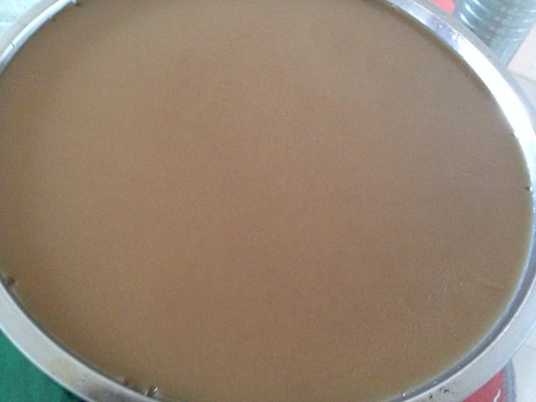 奶香红枣糕,將混合好的湯汁分開兩半，一半加入<a style='color:red;display:inline-block;' href='/shicai/ 1125'>淡奶</a>。一半不加，准備一個大盤子，先倒一層<a style='color:red;display:inline-block;' href='/shicai/ 1125'>淡奶</a>味的，薄薄一層.大火蒸三分鐘左右，再倒入原味的，依此類推.