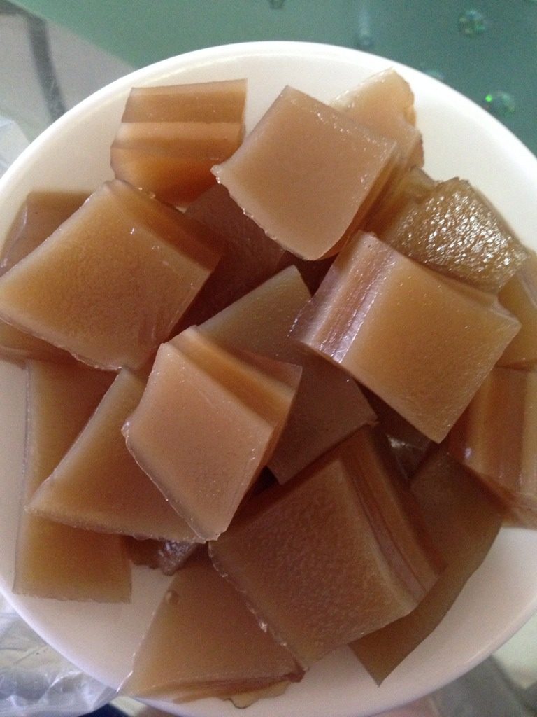 奶香红枣糕,如图，全部蒸好后，拿出待涼后切块，放入冰箱冷藏室冷藏后口感更好.