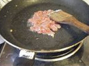 芹菜牛肉炒饭,油锅倒入牛肉炒至7成熟,盛出