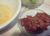 芹菜牛肉炒饭,牛肉切成小丁，用<a style='color:red;display:inline-block;' href='/shicai/ 788'>生抽</a>，糖腌10分钟；芹菜洗干净，切丁，备用