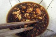 南乳烤鸡腿,所有的调味料放入碗中，用汤匙将南乳捣烂，搅匀；