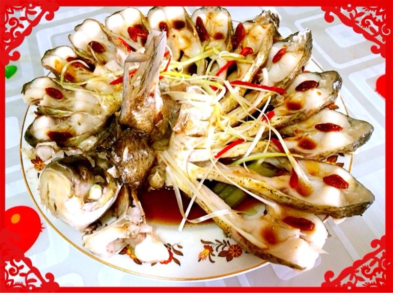 凤凰于飞--清蒸鱼,取出鱼,淋干鱼汤,摆上葱丝辣椒丝。炒勺内倒入<a style='color:red;display:inline-block;' href='/shicai/ 857'>植物油</a>火上加热,七成热浇在鱼上。最后均匀倒上蒸鱼豉油。大功告成!