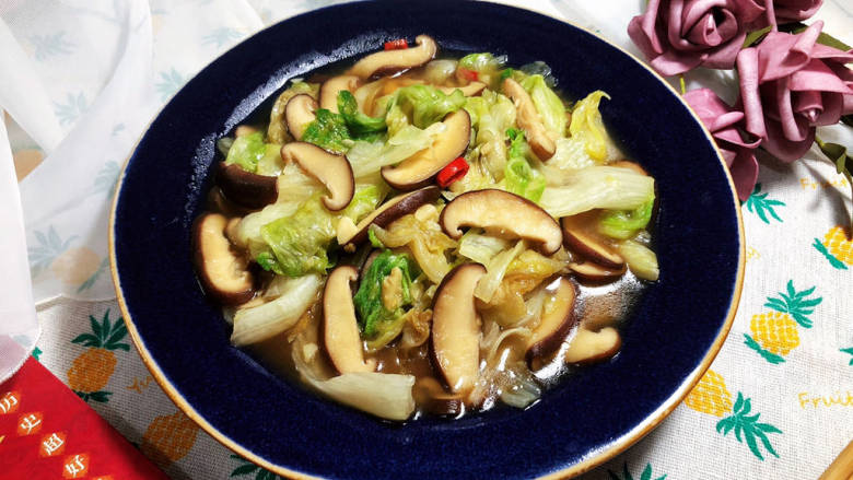 香菇炒生菜,成品,香菇滑嫩入味,生菜爽脆多汁,咸鲜味美,喜欢的小可爱一起来试试吧😄