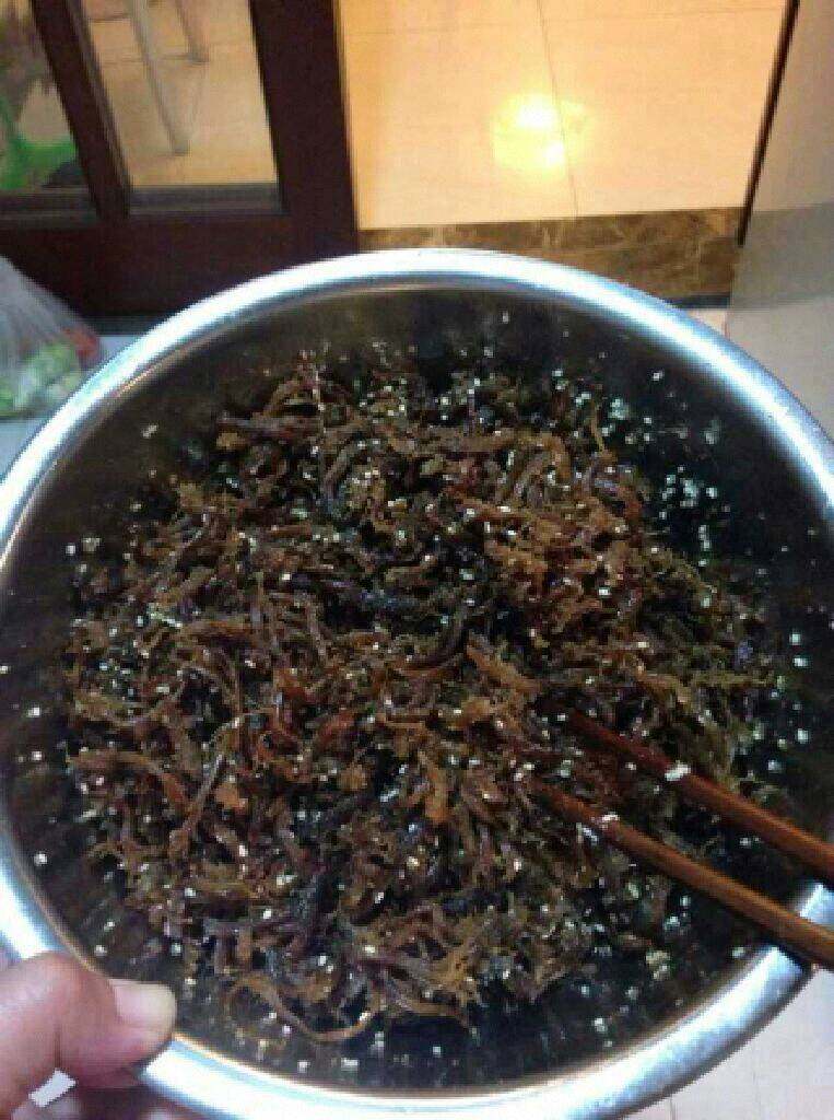自制香辣牛肉干,适量<a style='color:red;display:inline-block;' href='/shicai/ 86474'>干辣椒</a>用搅碎杯里搅碎。