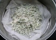 香芹拔烂子,锅中的水大开后，锅中放一块笼布，将拌好的芹菜放在上面，大火蒸10分钟