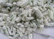 香芹拔烂子,芹菜杆切段，将面粉与芹菜杆搅拌均匀