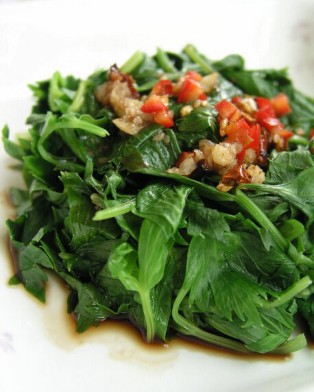 香芹拔烂子,将<a style='color:red;display:inline-block;' href='/shicai/ 167'>香芹</a>叶子放入微波炉加热1分钟，取出，将蒜泥，醋，盐，辣子油调和的酱汁浇上去