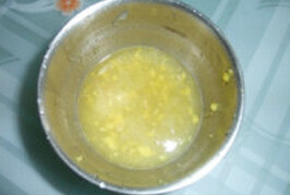 玫瑰苹果酱 ,把玫瑰花用水浸泡,柠檬取皮屑,榨汁