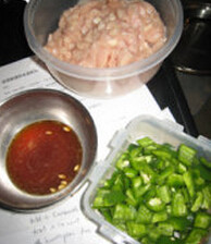 泰式辣子鸡,<a style='color:red;display:inline-block;' href='/shicai/ 102'>鸡胸</a>切丁，<a style='color:red;display:inline-block;' href='/shicai/ 714'>鱼露</a> <a style='color:red;display:inline-block;' href='/shicai/ 595'>柠檬</a> <a style='color:red;display:inline-block;' href='/shicai/ 692'>酱油</a> 调成汁；<a style='color:red;display:inline-block;' href='/shicai/ 62'>辣椒</a>去籽切丁