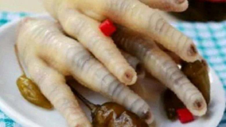 泡椒鸡爪（懒人版）,放入保鲜盒内，冷藏过夜，腌的时间越长，凤爪越入味。
