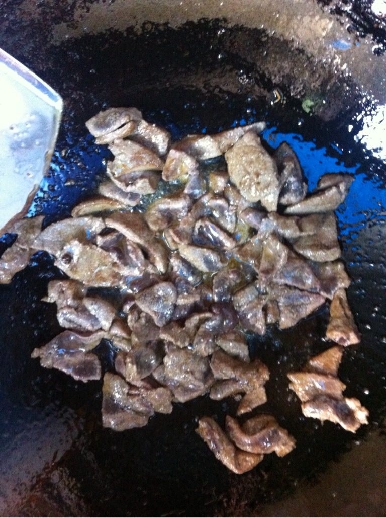 葱花猪肝,油热后倒入猪肝，3秒后再翻炒，表面变色后再快速翻炒。
