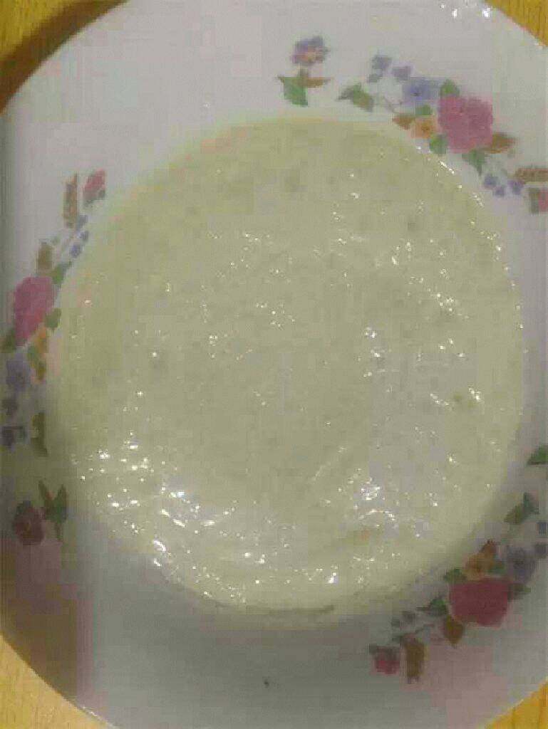 简单好吃的冰皮月饼,蒸熟后取出揭开保鲜膜散热,此时表面会有一层浮油,待放到不烫手时用手揉匀然后包上保鲜膜放冰箱冷藏一个小时