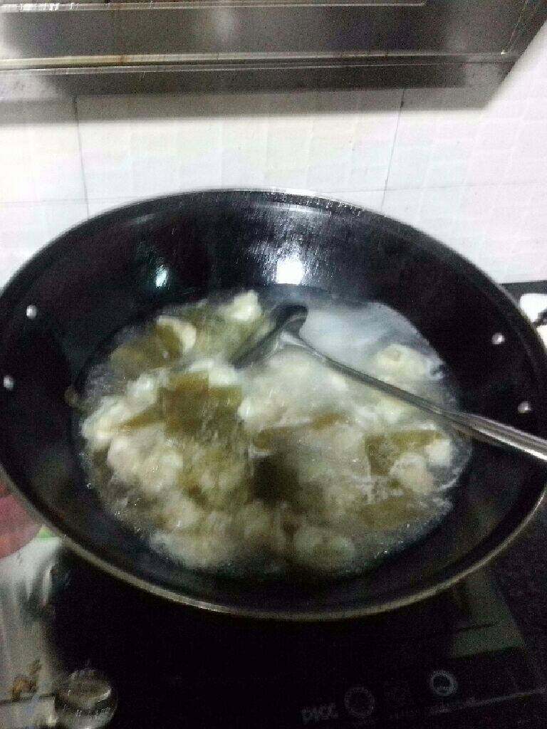 沙县小吃之混沌,下混沌，加入准备好的调味料在煮个几分钟既可