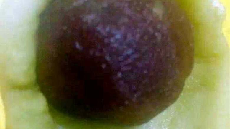 简单好吃的冰皮月饼,手上抹x一些熟糯米粉,将冰皮捏成窝窝状,把豆沙馅放入其中,像包包汤圆一样包起来,收紧封口。