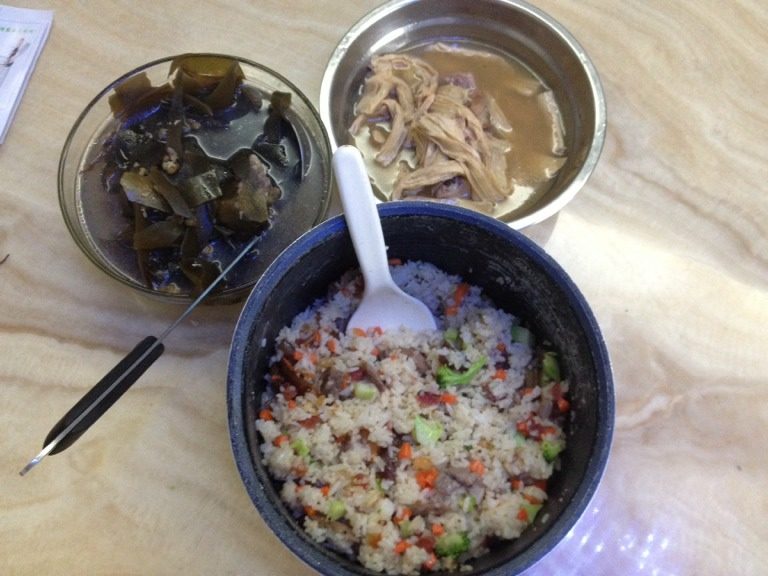 剩菜炒剩饭^_^,下油，爆蒜。