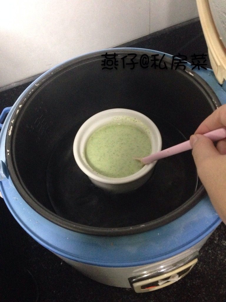 西兰花肉泥米糊(宝宝辅食),如图放锅里炖,要边炖边搅拌,直到糊状后,盖上锅盖炖15分钟,即可食用。
