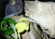 白切羊肉,将所有材料放入锅内,加清水和<a style='color:red;display:inline-block;' href='/shicai/ 718'>料酒</a>将材料覆盖大火煮开后,小火慢炖,直到羊肉煮熟