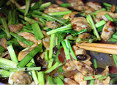 韭菜炒蛤蜊,锅内倒少许油，把<a style='color:red;display:inline-block;' href='/shicai/ 694'>豆豉</a>和<a style='color:red;display:inline-block;' href='/shicai/ 705'>豆瓣酱</a>炒香，放入蛤蜊肉稍微翻炒一下，再倒入韭菜翻炒后调味即可。