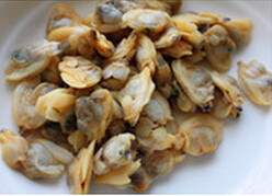 韭菜炒蛤蜊,将蛤蜊肉在放了生姜的沸水中快速烫一下捞起,可以去掉多余的水分