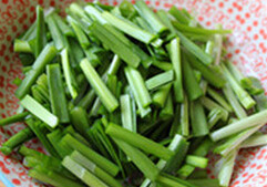 韭菜炒蛤蜊,蛤蜊肉洗净,用料酒腌制几分钟,韭菜切段
