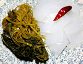 鸦片鱼头汤,<a style='color:red;display:inline-block;' href='/shicai/ 4663'>鸦片鱼头</a>去鳃洗净剖开备用，<a style='color:red;display:inline-block;' href='/shicai/ 554'>粉皮</a>切成菱形、<a style='color:red;display:inline-block;' href='/shicai/ 190'>雪菜</a>切成小段