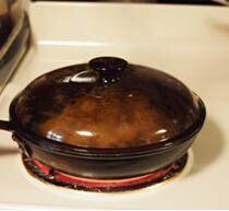 家常酿豆腐 ,把酿好的豆腐摆放在平底锅里，加入<a style='color:red;display:inline-block;' href='/shicai/ 845'>高汤</a>至豆腐三分之一处，再把姜丝，料酒和生抽，盐同时放进去；