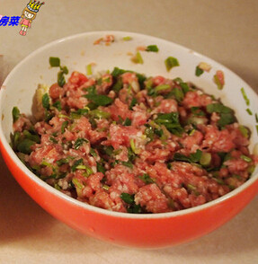 家常酿豆腐 ,<a style='color:red;display:inline-block;' href='/shicai/ 184'>青葱</a>，<a style='color:red;display:inline-block;' href='/shicai/ 131'>香菜</a>洗净后切成碎段，加入肉沫碗里