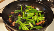黑木耳炒烟肉,入青椒,葱下去翻炒至断生加点<a style='color:red;display:inline-block;' href='/shicai/ 788'>生抽</a>调味即关火出锅