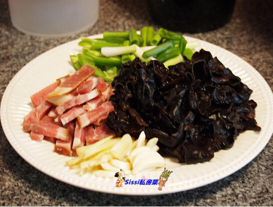 黑木耳炒烟肉,<a style='color:red;display:inline-block;' href='/shicai/ 438'>火腿</a>切丝，姜切丝，大蒜去皮后切成片，<a style='color:red;display:inline-block;' href='/shicai/ 61'>青椒</a>切成丝，葱切长段备用