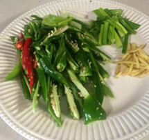 孜然青椒炒鱿鱼,<a style='color:red;display:inline-block;' href='/shicai/ 345'>鱿鱼</a>去皮后切成条状备用，青红辣椒切条，青葱切长段，姜切丝；