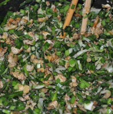 杂粮小素饺,<a style='color:red;display:inline-block;' href='/shicai/ 116'>韭菜</a>、<a style='color:red;display:inline-block;' href='/shicai/ 66'>西葫芦</a>清洗后切成小段和擦成碎丝放入容器中，倒入适当的<a style='color:red;display:inline-block;' href='/shicai/ 847'>香油</a>顺着一个方向搅拌
