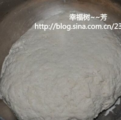 杂粮小素饺,容器中放入普通面粉、荞麦粉加水活成软硬适度的饺子面，盖上盖子醒上30分钟