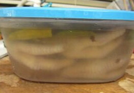 泡椒凤爪,盖上饭盒盖子，饭盒放冰箱4度过夜就能吃了