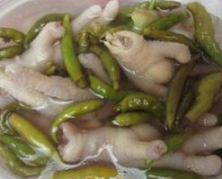 泡椒凤爪,煮鸡爪的生姜和花椒洗洗放进去。然后捞起一些泡好的野山椒，加进泡鸡爪的水里。