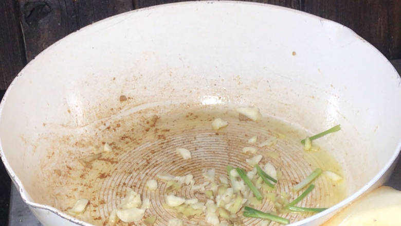 小白菜炒肉丝,就着油锅,放入葱姜蒜炒香
